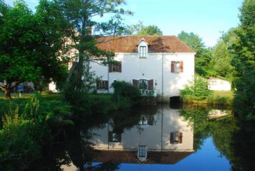 Moulin à eau historique converti situé dans 2,5 hectares de jardins naturels