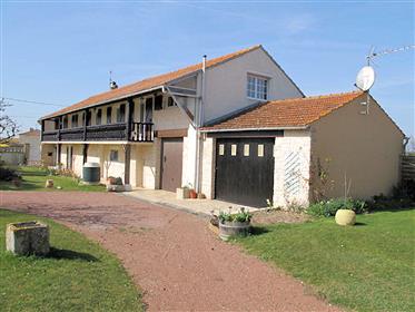Beautiful detached country house with covered swimming pool and two garages on 4,500 m².