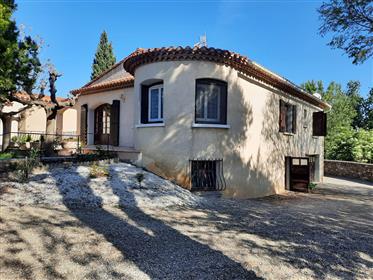 Pretty character villa with 115 m² of living space to refresh on 1561 m² of land.