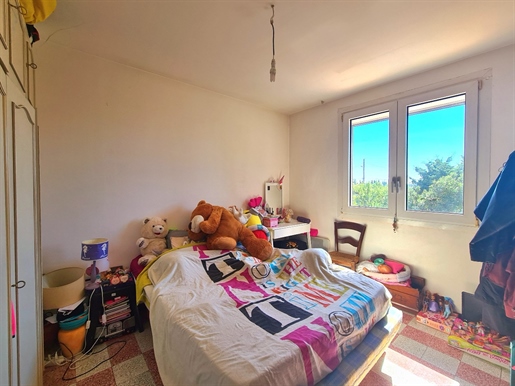 Pleasant house with about 125 m² of living space with 4 bedrooms on a 459 m² plot with garage.