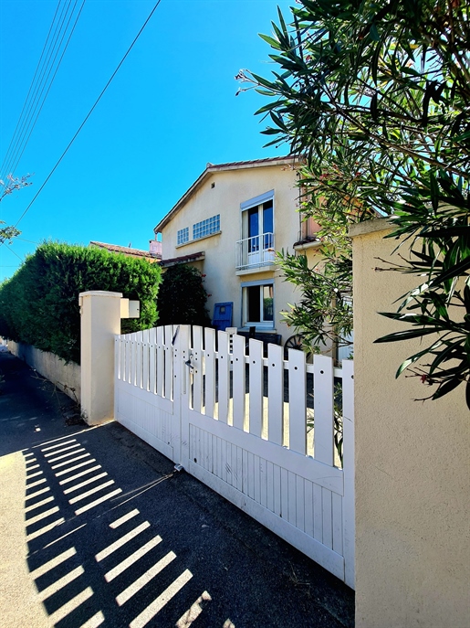 Pleasant house with about 125 m² of living space with 4 bedrooms on a 459 m² plot with garage.