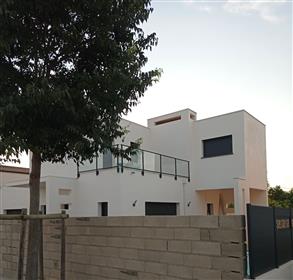 Modern villa with 127 m² of living space on 322 m² with pool and 5 minutes from the beach.