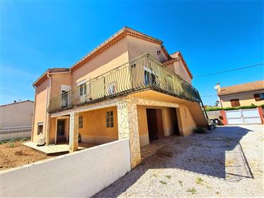 Charmante villa avec 3 chambres et grand sous-sol sur un terrain de 505 m² au calme.