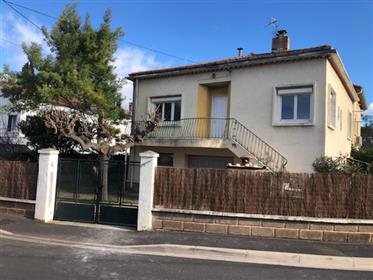 Villa de 1966 à rénover en appartements ou grande habitation sur 356 m² à 5 min des plages.