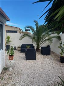Appartement de 87 m² dans une petite résidence privée, avec jardinet et à 400 m de la plage.