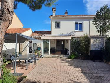 Charming villa with 105 m² of living space with pretty courtyard and 5 minutes from the beach.