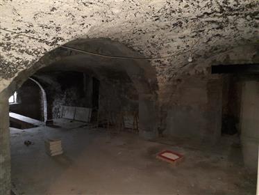 Maison bourgeoise avec 6 chambres, cour, garage et potentiel d’aménagement supplémentaire.
