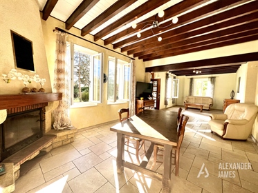 A Lovely Country Home Set in 4100M² of Grounds With Vineyard Views Near Monsegur