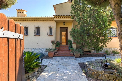 Prime location family home in Mougins