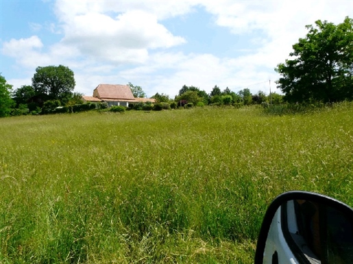 Beautiful land of 3573 m² with planning permission near the Bastide de Domme, beautiful exposure.