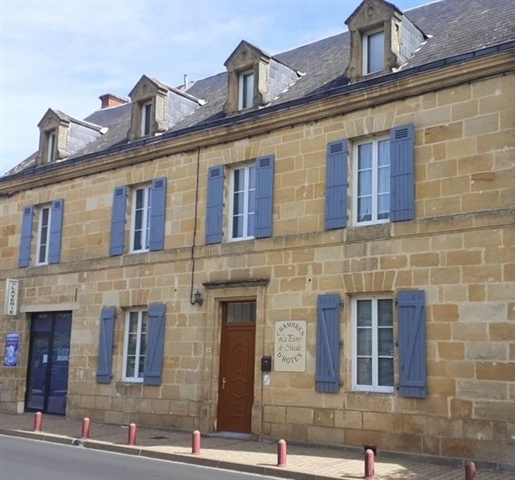 Building with bed and breakfast and business
10 minutes from Sarlat in a village on the b