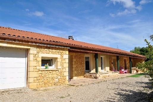 Contemporary house of 170 m² on 800 m² of land, equipped kitchen, living room with mass stove, 3 bed