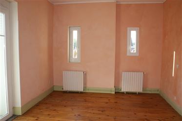 Character Town House, Good Condition, Garage, Approximately 1100 M² Of Land, Well