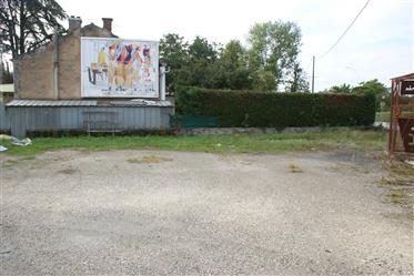 Commercial Space On 1698 M ² Of Land With Parking.