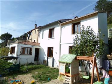 Renovated house with 3 bedrooms and garage on 2544 m² of land. River view.