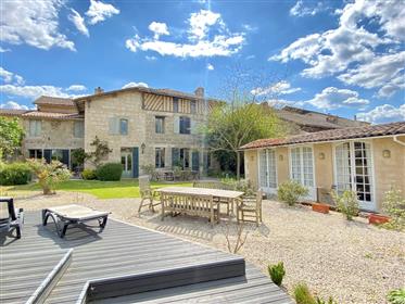 Sustancial casa de pueblo restaurada con jardín, casa rural y piscina en Lauzun, Lot et Garonne