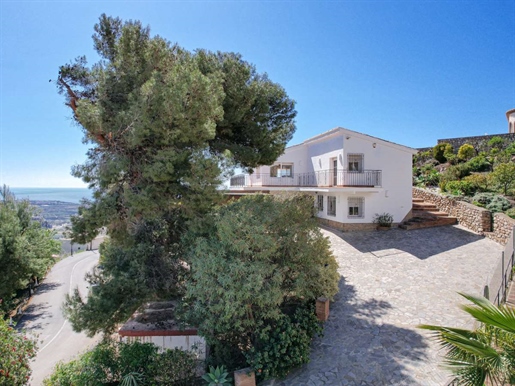 Spacious, Andalusian villa in Salobreña, Monte de los Almendros. The villa offers 180º vie