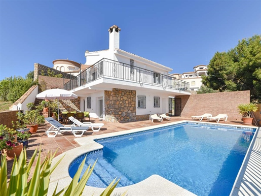 Spacious, Andalusian villa in Salobreña, Monte de los Almendros. The villa offers 180º vie