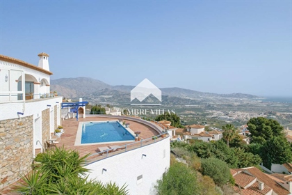 This impeccable villa is set on a large plot in Urb. Monte de los Almendros, and overlooks