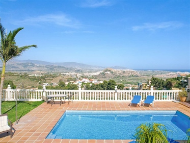 This Andalusian villa is set on a large plot of almost 1.000 m2 in a peaceful hillside com