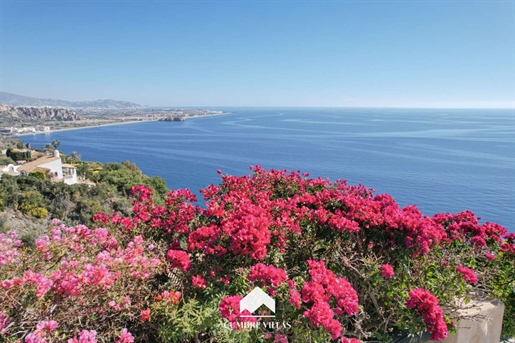 This south facing villa offers wonderful views to the pretty town of Salobreña and the sea