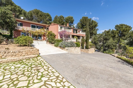 Villa mediterránea en Palma con vistas panorámicas a la montaña y al mar