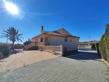 Spacious 5 bedroom house with games room and pool in las Kalendas Fortuna