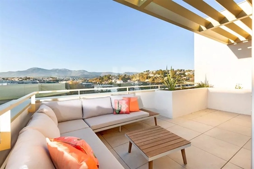 Cagnes-Sur-Mer, 4 bedroom apartment on the second to last floor with a large terrace.