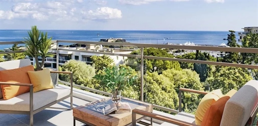 Antibes 3 bedroom apartment on the top floor with sea view.