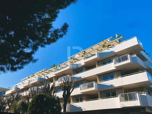 Cagnes-Sur-Mer, 4 bedroom apartment on the last floor with a large terrace.