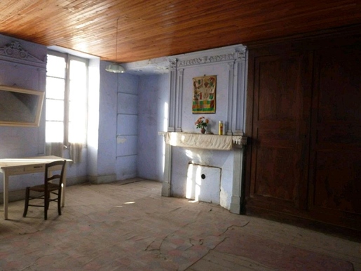 Ancienne Maison De Bourg En Pierre A Restaurer Avec Sa Courette Fermee Et Amenageable Sur 3 Niveaux,