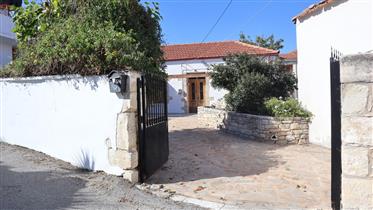 Casa de piedra tradicional renovada en venta en el centro del pueblo de Fres Apokoronas