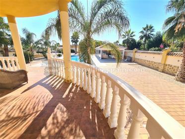 Beautiful Villa with summer kitchen and guest house at 15 minutes from the coast in Catral