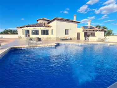 Beautiful Villa with garage, pool, summer kitchen at Catra 15min driving from beaches