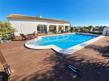 Beautiful Villa with private swimming pool at 15 min driving from the coast