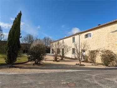 Maison 240m², piscine, écuries, dépendances, 2,2ha prairie