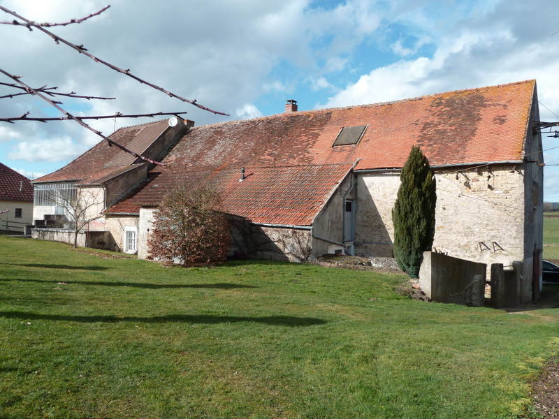 Altes Haus mit Nebengebäuden auf 1,5 Ha