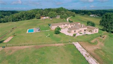 30 minutes from Villeneuve / Lot, equestrian property offering 4 accommodations and 22 boxes ...
