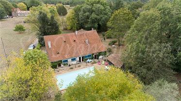 10 minutes from the A89, exit Montpon, Perigord house of 300...