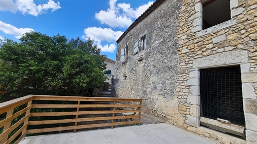 Cette maison en pierre, mitoyenne sur un côté, se situe au coeur du village de Hautefage La Tour, dans le Lot et Garonne..
