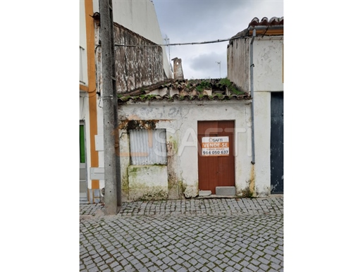 Pequeña casa en ruinas para recuperar en Rua da Cruz, excelente ubicación con pequeño pati...