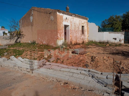 Terreno en Areeiro con 2 ruinas y anexo agrícola.