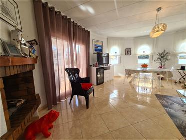 Casa de planta baja con piscina ubicada en un tranquilo sector de Empuriabrava