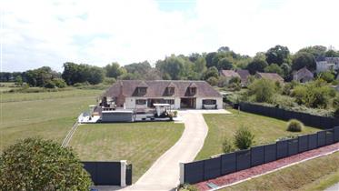 Luxury equestrian property stunningly presented and in first-class condition with 1.7 hectares of at
