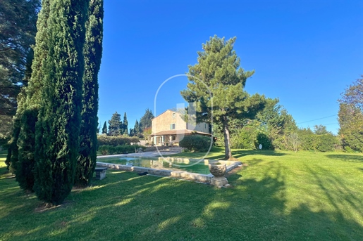 House with swimming pool for sale between Avignon and Saint-...