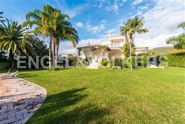 Charming Villa With Amazing Garden And Heated Pool