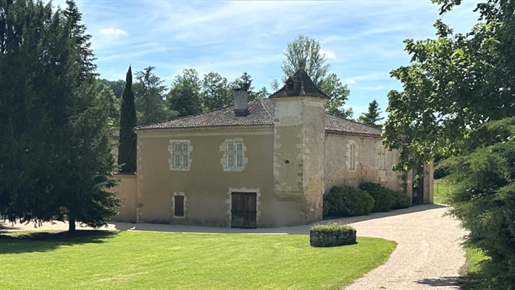 Magnifique maison-forte des XIIIè et XVIè siècles et son échauguette sur 2 hectares de prairie