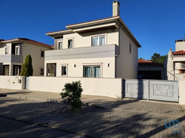 Home / Villa with 4 Rooms in Leiria with 168,00 m²