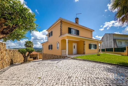 Home / Villa with 4 Rooms in Leiria with 267,00 m²