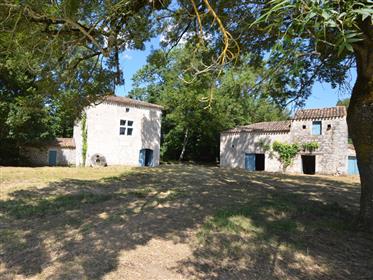 Moulin du 15ième avec dépendance sur un terrain d’env.1,9HA situé en campagne à 10 min de Montaigu d